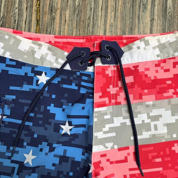 Vineyard Vines Stars Stripes Board Shorts Men 32 American Flag USA Digital Camo - Picture 2 of 7